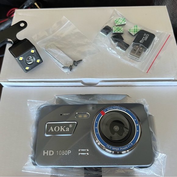 (NIB) 1080P Full HD Front and Rear Dash Camera with 32G Card, 4-In - Picture 4 of 7